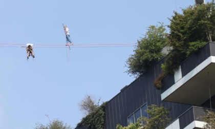 In 10mila per il funambolo Andrea, ha passeggiato tra il grattacielo Unicredit e Bosco Verticale