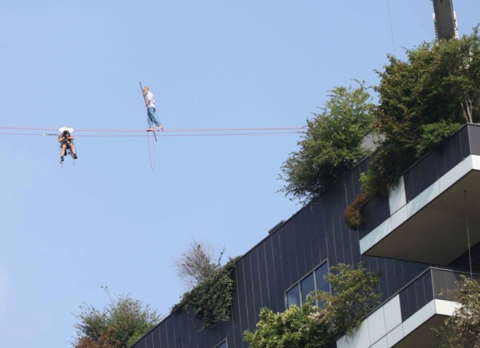 In 10mila per il funambolo Andrea, ha passeggiato tra il grattacielo Unicredit e Bosco Verticale