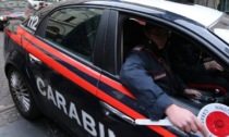 Guida ubriaco, centra diverse auto in sosta e poi minaccia i carabinieri