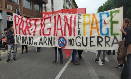 I Maggio a Milano, il corteo di sindacati di base, centri sociali e associazioni: i cartelli