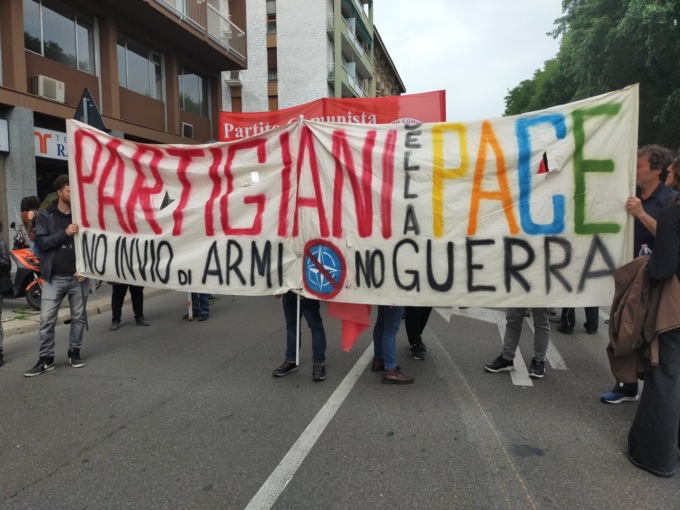 I Maggio a Milano, il corteo di sindacati di base, centri sociali e associazioni: i cartelli