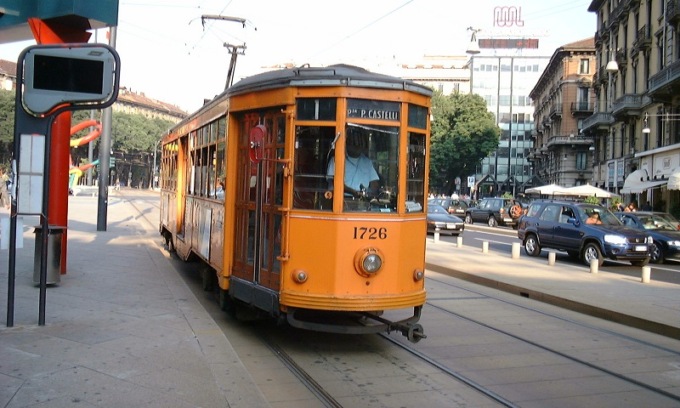 Borseggiata mentre sale sul tram: un passante insegue il ladro e lo fa arrestare