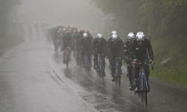 Positivi al Covid continuano a correre per il Giro d'Italia: è polemica