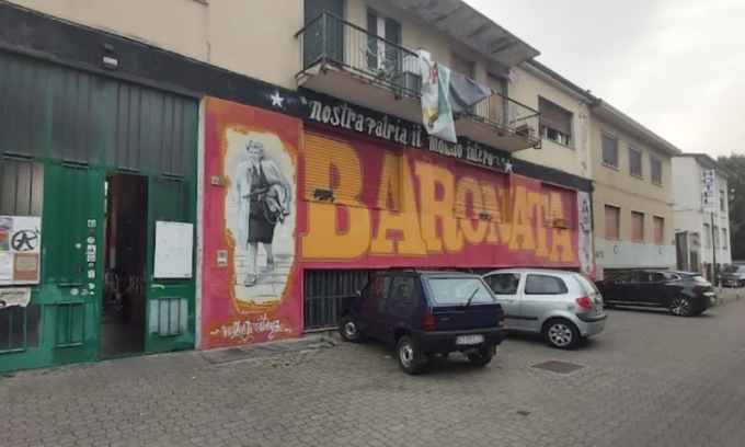 Blitz al centro sociale “La Baronata”, sgombero in corso