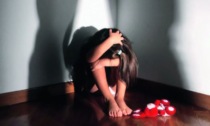 Violenta la figlia da quando aveva 3 anni e invita altri uomini ad abusarne: arrestato