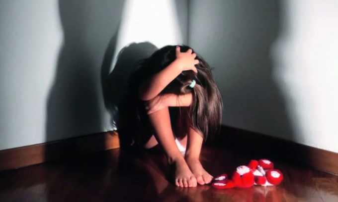 Violenta la figlia da quando aveva 3 anni e invita altri uomini ad abusarne: arrestato