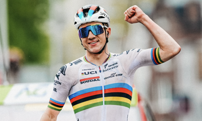 Evenepoel si impone nella cronometro, la prima maglia rosa del Giro d’Italia 2023 è sua