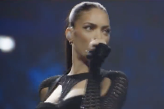 Elodie infiamma il palco del Forum di Assago con uno show da vera pop star