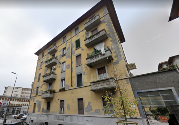 Settantenne ucciso a coltellate a Milano, si indaga sulla convivente e sull’amante