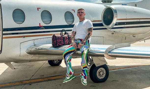 Lazza posta un’immagine sul jet privato e finisce preda degli haters