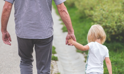 Muore padre biologico di una coppia gay: il Tribunale impone la trascrizione dell'altro genitore