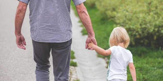 Muore padre biologico di una coppia gay: il Tribunale impone la trascrizione dell’altro genitore