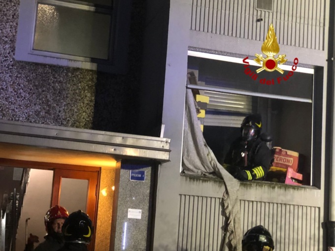 A fuoco un appartamento di un palazzo a Milano, in ospedale la donna che ci vive