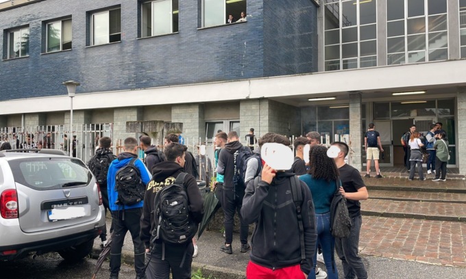 Studente 16enne accoltella la sua professoressa e la minaccia con una pistola finta