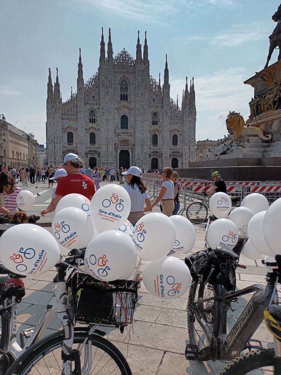 giro_cpp_bici_palloncini_duomo_vert