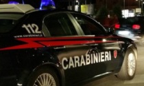 Uomo nudo nelle vie del centro: fermato con il taser