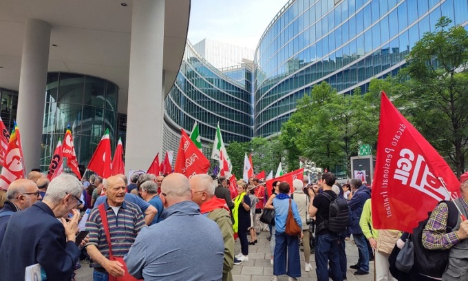 Sanità, sit-in davanti alla Regione per “suonare la sveglia” a Bertolaso e a Fontana