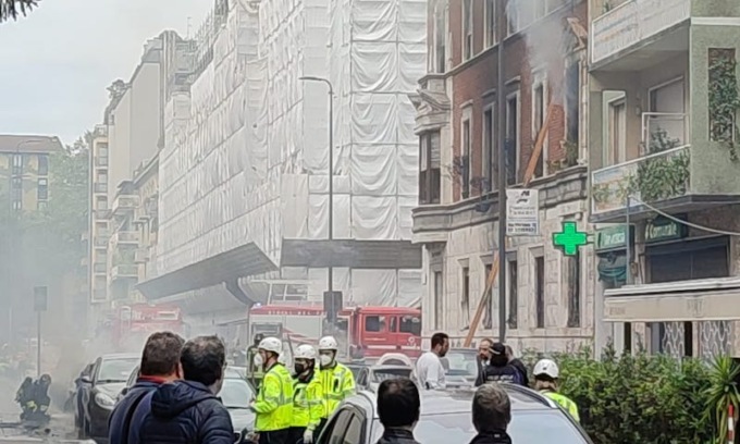Esplosione in centro | Il video dello scoppio delle bombole e i primissimi interventi dei Vigili del Fuoco