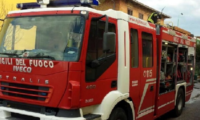 Fiamme in un appartamento in zona Maggiolina: residenti evacuati