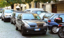 A Milano ci sono il triplo dei parcheggi di Parigi e Barcellona, ma 100mila auto sono in sosta vietata
