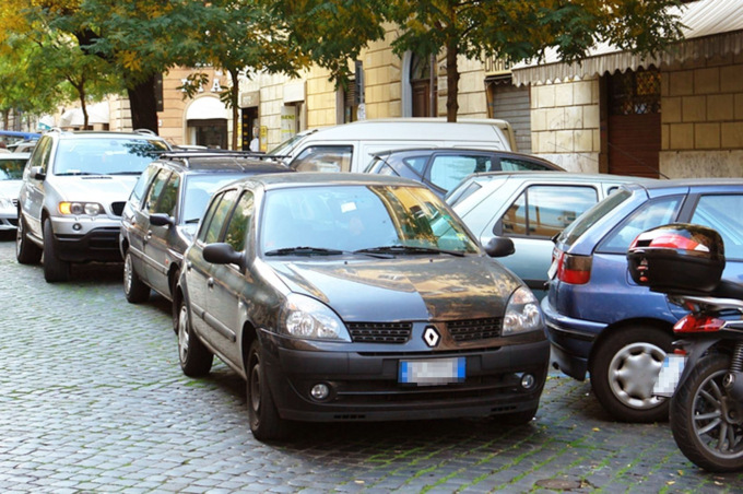 A Milano ci sono il triplo dei parcheggi di Parigi e Barcellona, ma 100mila auto sono in sosta vietata