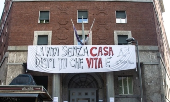 “La vita senza casa dimmi tu che vita è”: la protesta del Politecnico si sposta allo studentato di viale Romagna