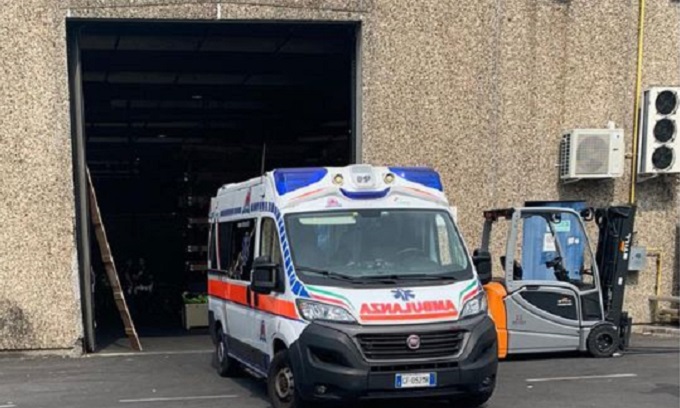 La prognosi dell’operaio precipitato a Buccinasco rimane riservata: continuano le indagini