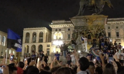 Champions League, l'Inter perde ma i tifosi cantano e festeggiano in Duomo