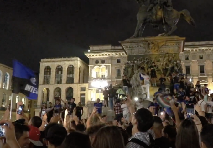 Champions League, l’Inter perde ma i tifosi cantano e festeggiano in Duomo