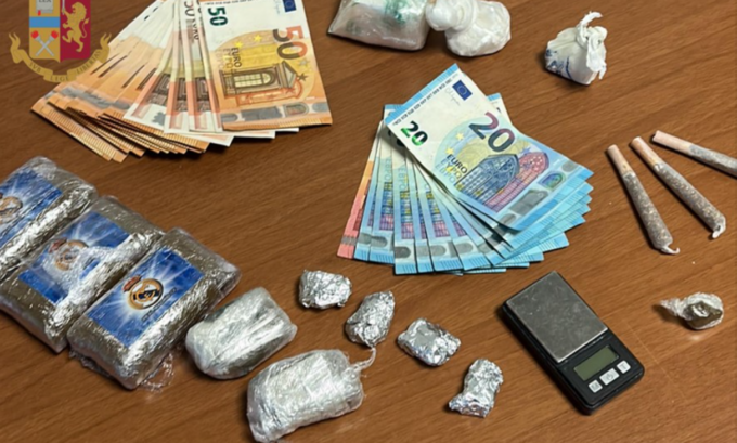 In casa del pusher c’erano cocaina e tre panetti di hashish col logo del Real Madrid