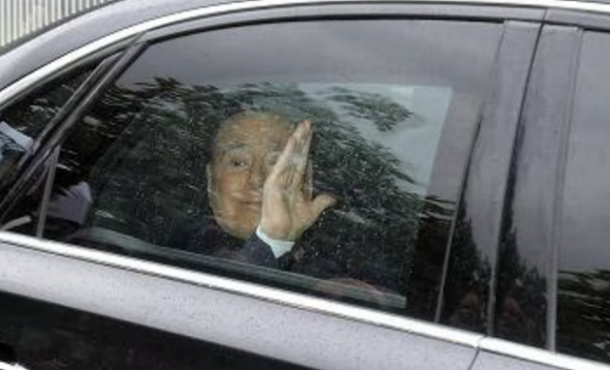 Prima notte tranquilla per Silvio Berlusconi ancora ricoverato al San Raffaele di Milano