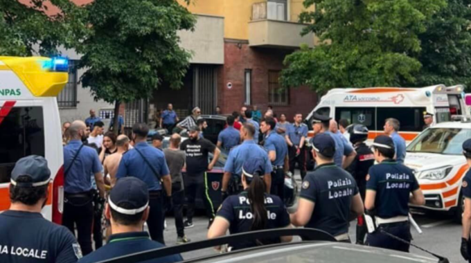 L’auto è parcheggiata male e finisce a coltellate tra 60 persone: tra i feriti anche un minorenne