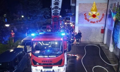 Fiamme nella notte in un appartamento al Gallaratese: salva la proprietaria, morto il suo cagnolino