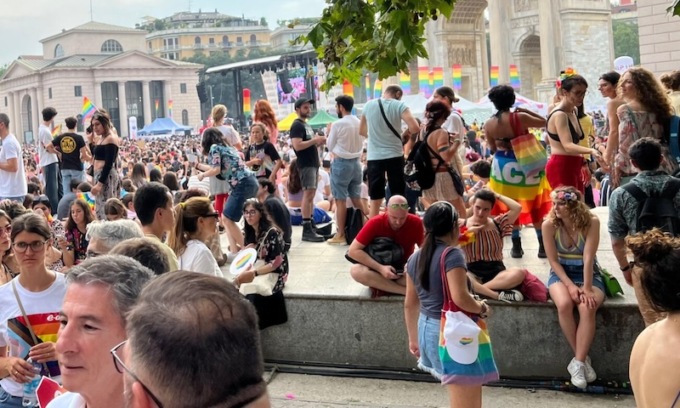 Milano Pride 2023, la tradizionale parata e all’Arco della Pace il grandioso evento finale