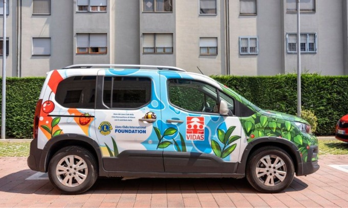 Il pulmino di VIDAS diventa un bosco di fragole grazie all’arte di Pau