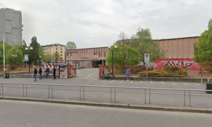 Fumogeni per festeggiare la fine della scuola: intossicazioni al liceo Cardano