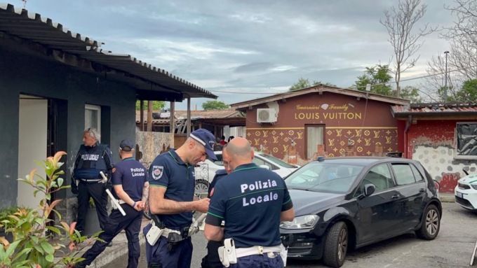 Smontavano auto rubate e vendevano i pezzi sul mercato nero: blitz della Polizia nel campo nomadi di via Bonfadini