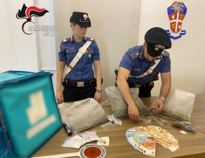 Tute da calcio imbottite di cocaina e pusher travestiti da rider per spacciare in lockdown