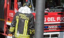 Incendio a Milano: camion dei rifiuti in fiamme, sette auto danneggiate