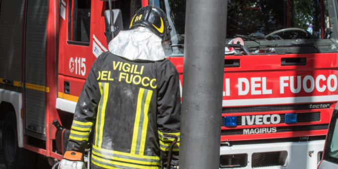 Incendio a Milano: camion dei rifiuti in fiamme, sette auto danneggiate