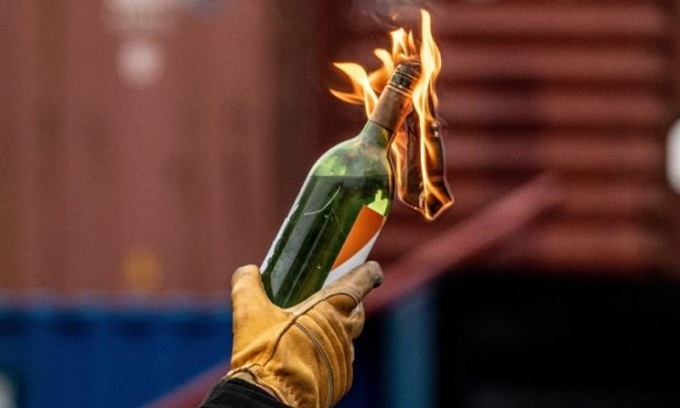 Giovani costruiscono molotov e compiono vandalismi per guadagnare “prestigio” sui social e gestire le piazze di spaccio