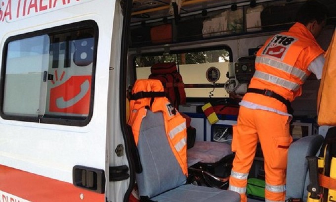 39enne accoltellato in centro da due sconosciuti