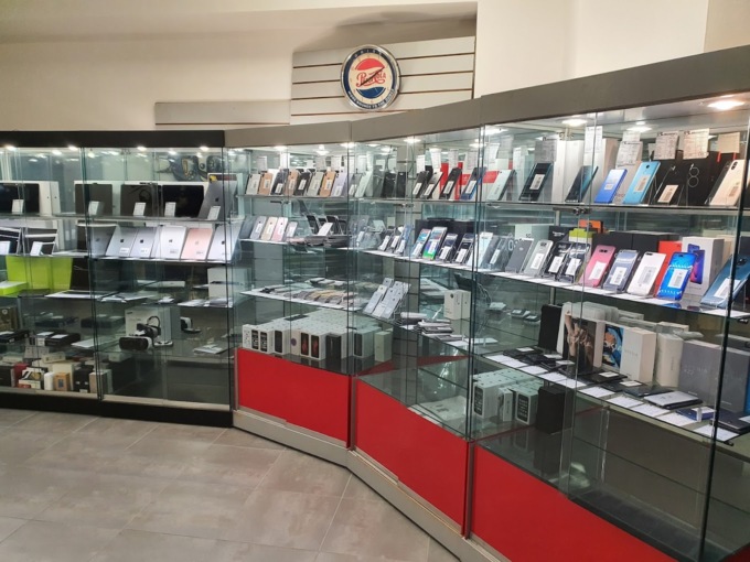Usano una Fiat come ariete ed entrano nel negozio a Milano, bottino da 70mila euro per i ladri