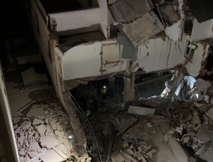 Crolla a Milano una palazzina di tre piani in fase di ristrutturazione
