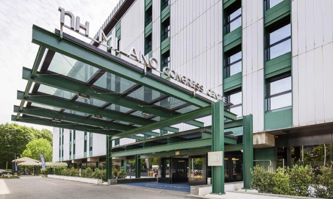 Violento assalto a un gruppo di turisti fuori da un hotel di Assago: quattro uomini finiscono in ospedale