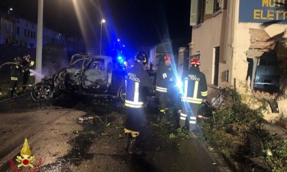 Tragico schianto nella notte: pick-up si scontra contro una casa, muore l'autista 33enne, feriti altri 4 amici