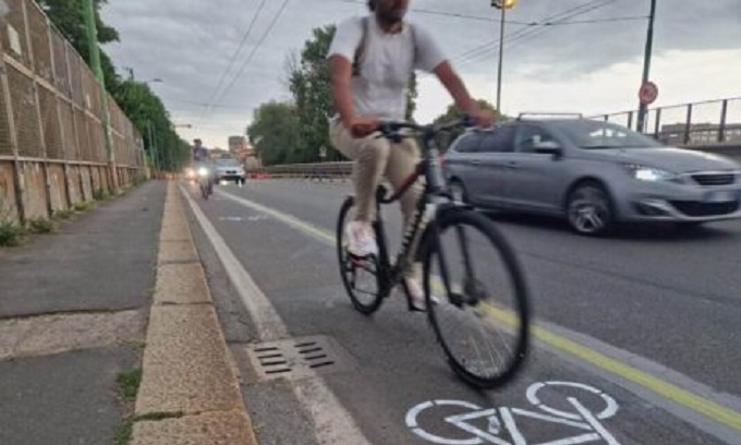 Sul ponte della Ghisolfa ricompare una pista ciclabile “clandestina”