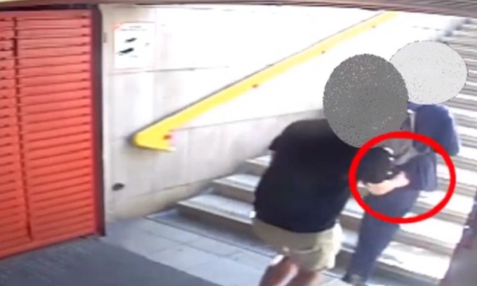 Rubano il portafoglio a un passeggero, aggrediscono i poliziotti e scappano: arrestati