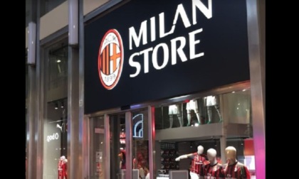 Entrano nel Milan Store e rubano oltre mille euro di abbigliamento: arrestati