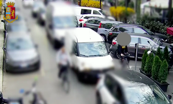 Picchiano e derubano commerciante di orologi: incastrati dalle telecamere
